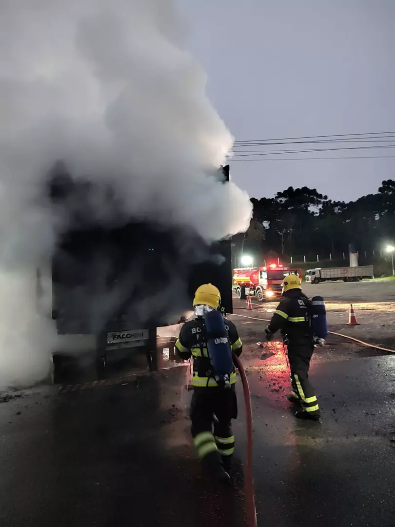 Incêndio atinge veículo de carga na BR-280